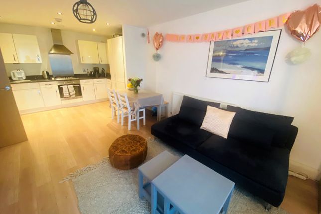 Thumbnail Flat for sale in Flowers Close, London, Brent