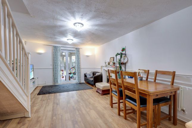 8, Magnolia Lane, Basildon photo 2