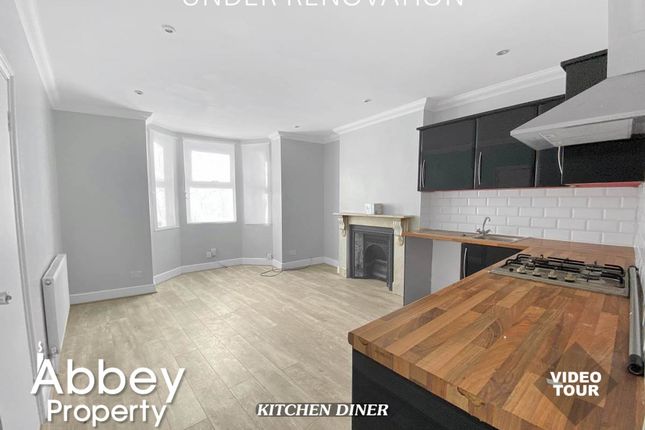 Flat B, 19 Stockwood Crescent, Luton photo 2