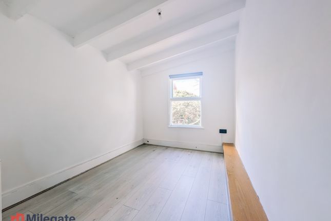 Flat 2 204, Portland Road, Greater London photo 4