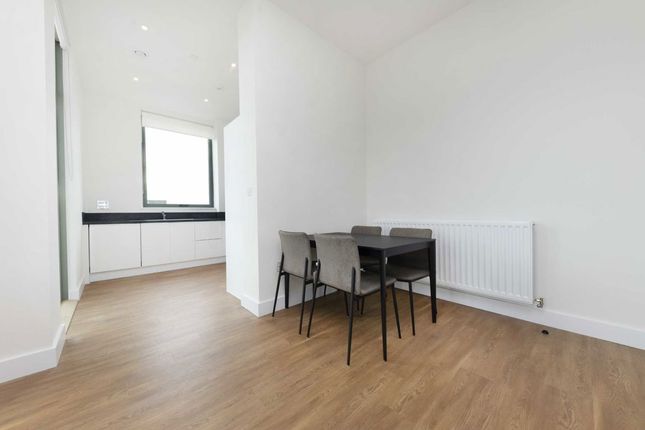 Flat 95 Easton Court, 4, Green Street, London photo 3