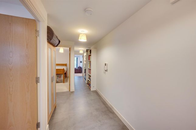 Flat 13, 40, High Road, London photo 4