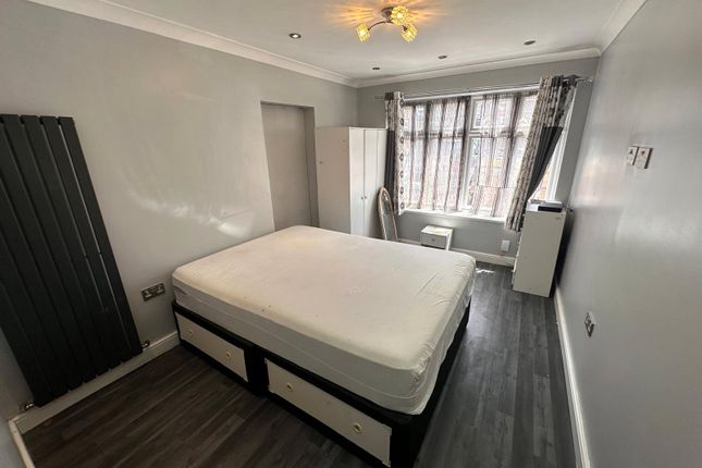 16, Langdale Drive, Greater London photo 4