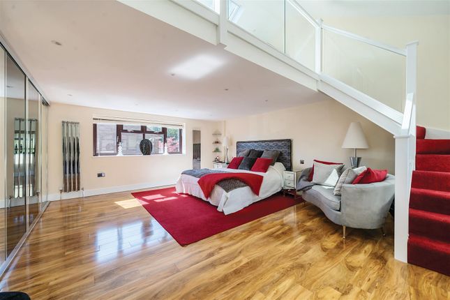 Bedroom 1 (Main).Jpg