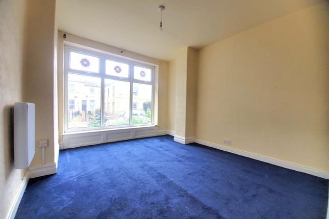 4, Hall Avenue, Huddersfield photo 2