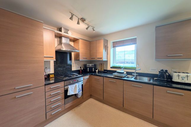 14, Highfield Court, West Yorkshire photo 3