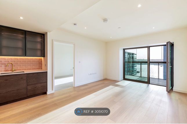 Flat, Riverscape Walk, London photo 2