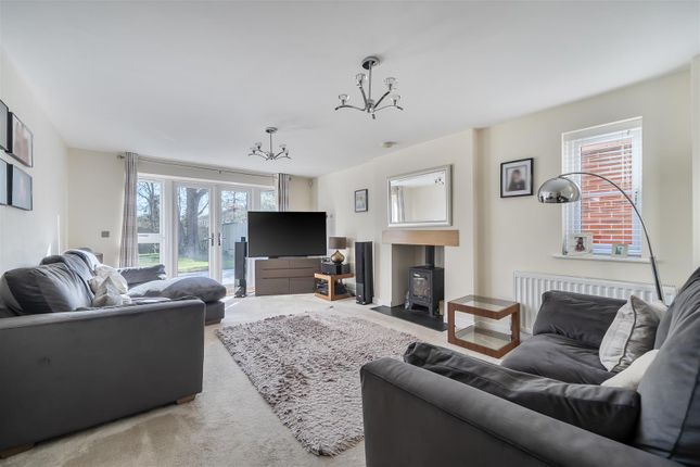 8, Neville Close, Wokingham photo 2