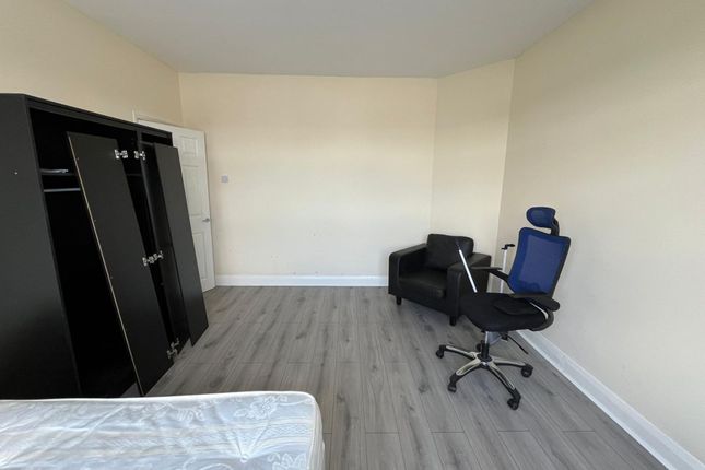 16a Westerham Avenue, London photo 2