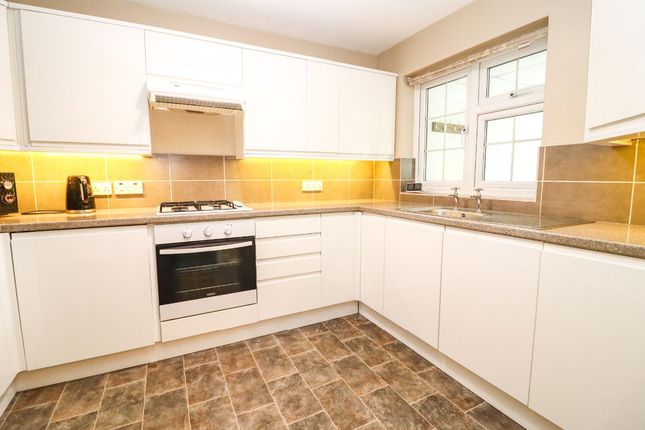 6 Chinnor Close, Bedford photo 2