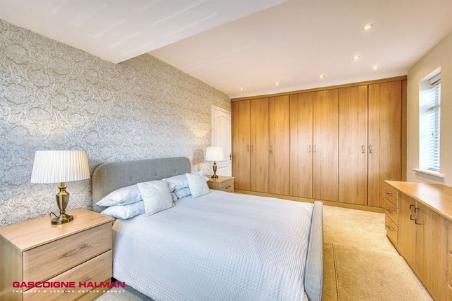3 Bradda Mount, Stockport photo 2