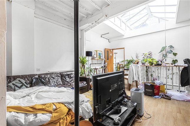 Flat for sale in New Inn Yard, London