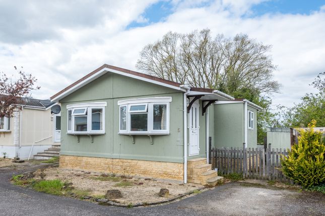 Thumbnail Mobile/park home for sale in Thameside Court, Witney, Oxfordshire