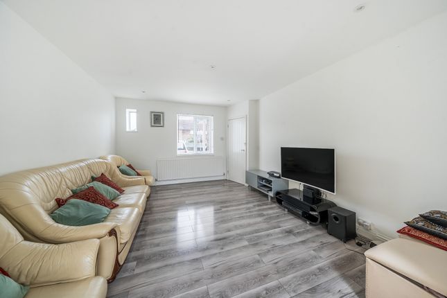 18, Drakes Drive, St. Albans photo 2