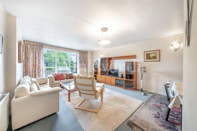 39, James Close, London photo 4