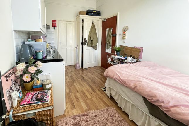 Flat 1 16, Manstone Road, London photo 5
