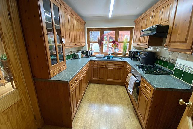17, Oliver Jones Crescent, Tredegar photo 4