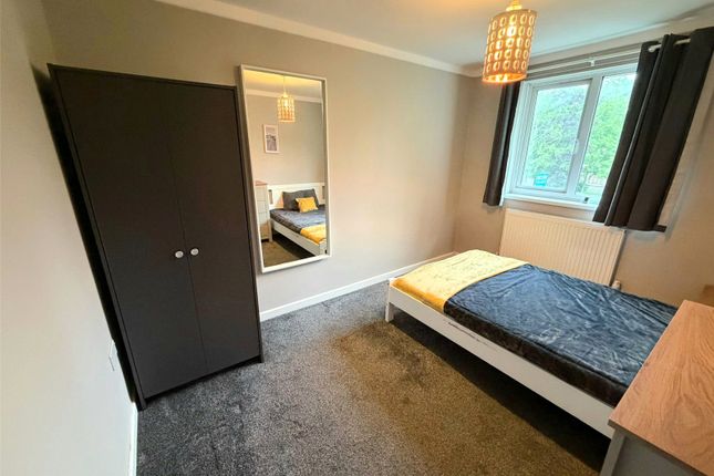 Room 4, 11, Dallamoor, Telford photo 2