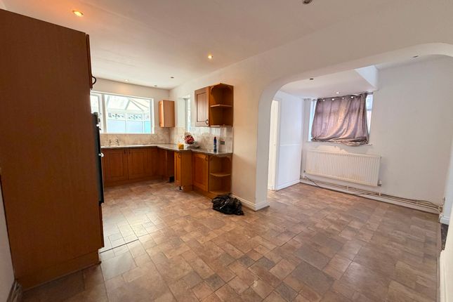 25, Weedon Road, NORTHAMPTON photo 4