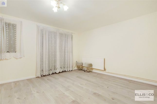 35, Summers Close, Wembley photo 3