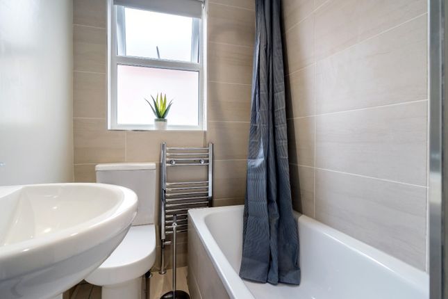 This Modern Bathroom Features A Clean Design With ...