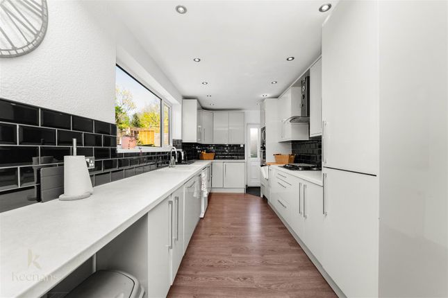 15, Linnell Drive, Rochdale photo 4