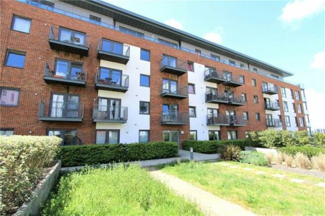 Flat to rent in Fairbourne Court, Centenary Quay