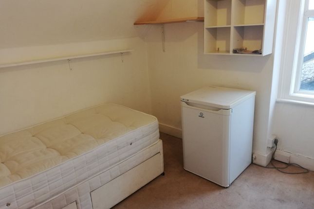 Room to rent in Grovehill Road, Redhill