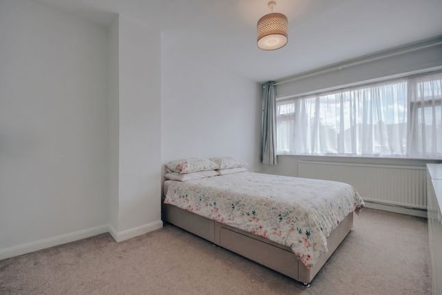 5 Evans Avenue, Watford photo 4