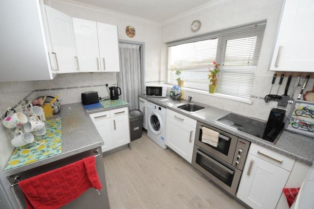 19, Springdale Crescent, Bradford photo 3