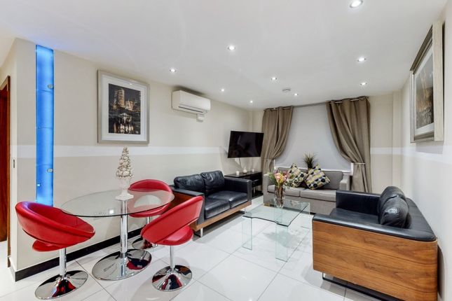 Flat 2, Cumberland Court, Great Cumberland Place, London photo 2