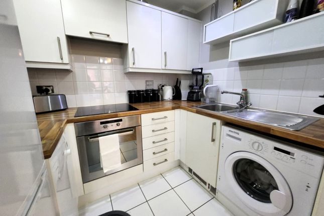 92, Wooldridge Close, Feltham photo 3