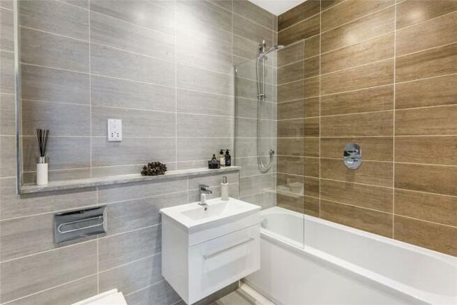 Flat for sale in Rosefinch Court, London