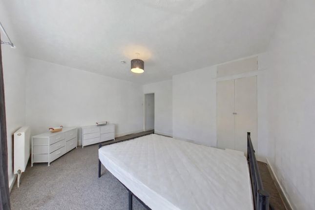 Room 2, 16, Mayfield Road, Gosport photo 3
