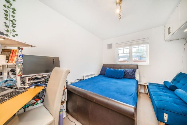 15, Perkin Close, Hounslow photo 4