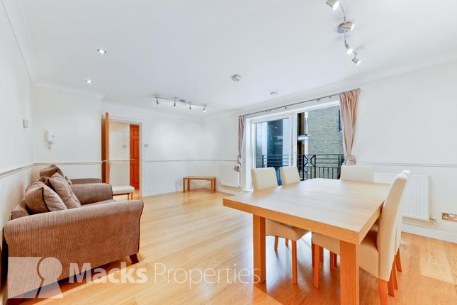 Flat to rent in High Timber Street, London