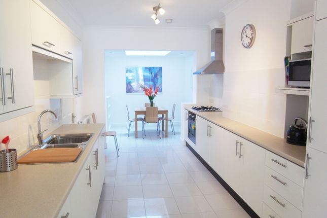 Thumbnail Flat to rent in The Garden Flat, Grove Road, Windsor