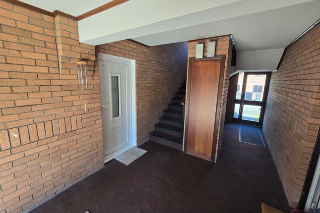 51 Mahon Court, Glasgow photo 2