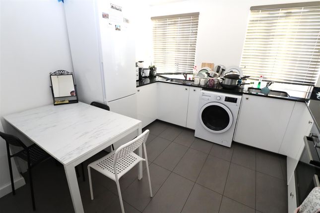 Room 4, 14a Park Parade, Gunnersbury Avenue, London photo 5