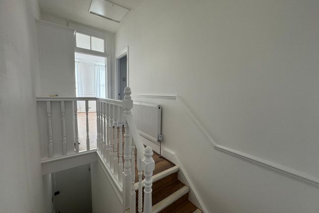 25B Woodville Road, London photo 4