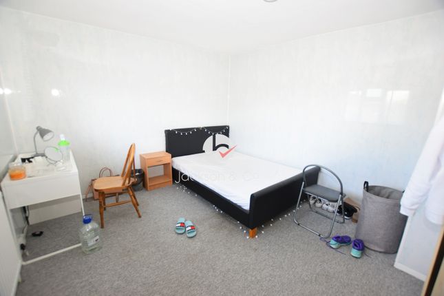 Flat to rent in Almond Way, Colchester