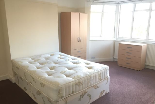 Studio house on 225e, Hale Lane, Edgware, £775/mo