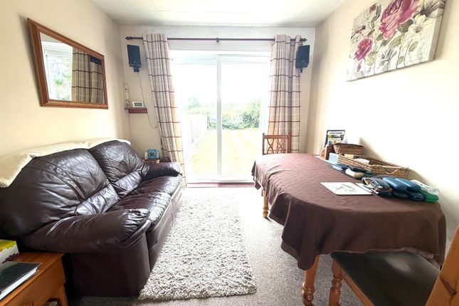 12, Clemence Road, Street photo 3