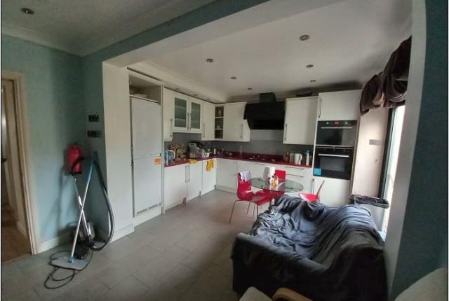 15, Almond Close, Egham photo 3