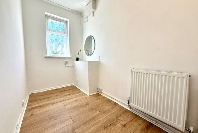 4a, Romford photo 2