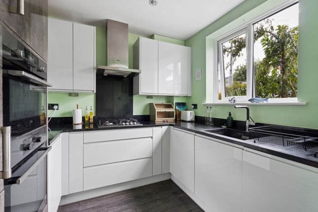 3 Barton Way, High Wycombe photo 3