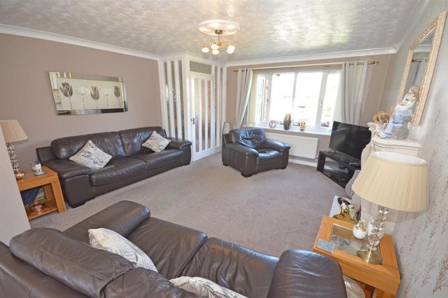1, Larkfield Close, Ashton-Under-Lyne photo 2
