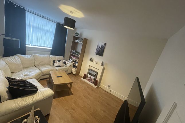 Shared accommodation to rent in Hermits Croft, Coventry