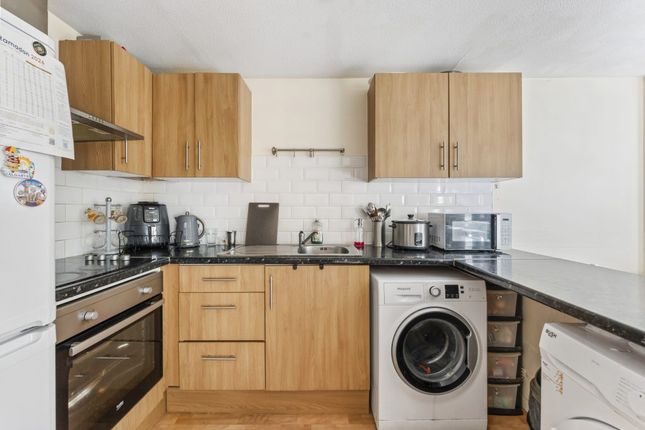 7, Lincoln Court, Gants Hill photo 4