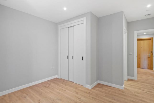 Flat to rent in Portlands Place, East Village